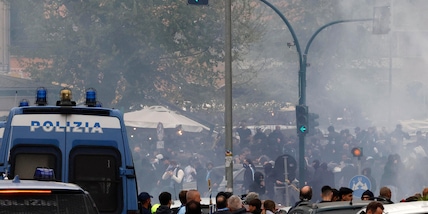 Scontri ultras Bologna e forze ordine fuori stadio Udine