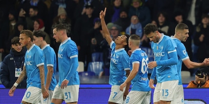 Conte ritrova Neres e scopre Lang: il Napoli spazza via l'Atalanta di Palladino e torna primo