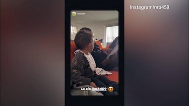 Balotelli si "trasforma" nello zio perfetto e legge una fiaba per il nipote