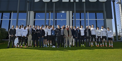 Da Platini a Tacconi: i campioni del mondo Juve 1985 alla Continassa, sorrisi e abbracci con Spalletti e Yildiz