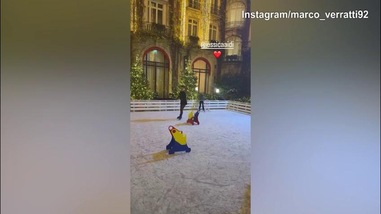 Lady Verratti, giro sulla pista di ghiaccio con...un cagnolino in braccio