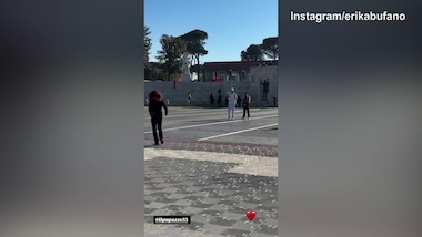 Milano-Cortina 2026, commovente passaggio della fiamma olimpica da Tamberi a Polonara