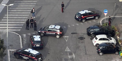 Una ragazza denuncia, 'mi hanno violentata fuori dalla metro a Roma'