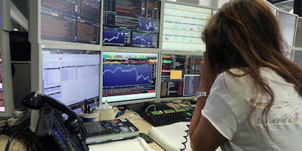 Borsa: Milano azzera il rialzo con i finanziari, spread a 69 punti