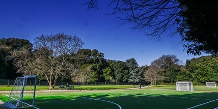 Dopo insulti e minacce, arbitro colpito al volto da un calciatore