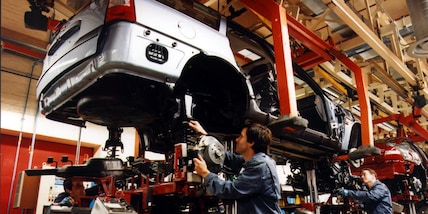 Domani il pacchetto Ue sull'auto, ammorbidito lo stop ai motori termici dal 2035