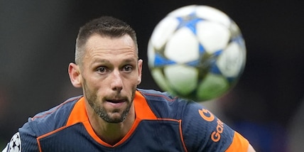 Non solo Frattesi, anche De Vrij vuole lasciare l’Inter! In Spagna: c’è il Barça su Bastoni, ma Ausilio... Non solo Frattesi, anche De Vrij vuole lasciare l’Inter! In Spagna: c’è il Barça su Bastoni, ma Ausilio...