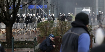 Scontri a Bruxelles alla protesta dei trattori, la polizia usa lacrimogeni