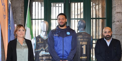Arriva la maglia "Special Edition" della Guerri Napoli tra sport, storia e solidarietà