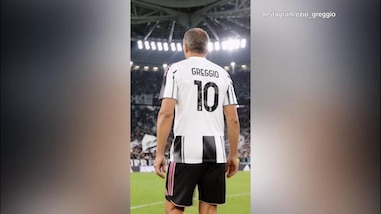 Ezio Greggio omaggia i numeri 10 bianconeri