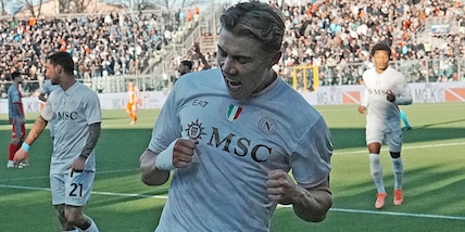 Hojlund trascina il Napoli, doppietta show alla Cremonese: Conte a -1 da Allegri