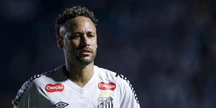 Neymar rinnova con il Santos fino al 31 dicembre 2026, è ufficiale: "Il mio posto è qui"