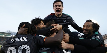 Monza e Frosinone si rallentano, 2-2 pirotecnico e il Venezia ne approfitta: tris al Catanzaro