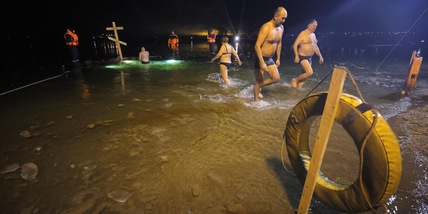 Il bagno dei militari russi per l'Epifania ortodossa