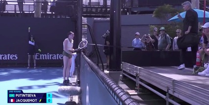 Australian Open surreale, scena mai vista e lite rovente: il coach abbandona la tennista in campo