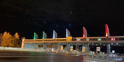 Milano Cortina -16: sui caselli di Aspi illuminazione tricolore