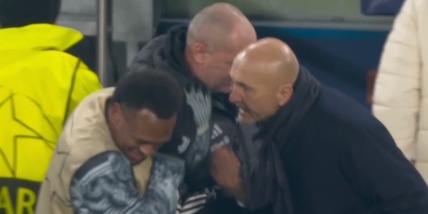 Spalletti show durante Juve-Benfica, lite con un tifoso e schiaffi a Openda: "Ti devi..."