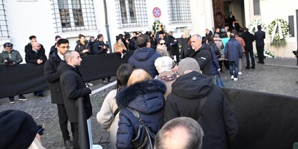 Secondo giorno di camera ardente per Valentino, previsti vescovo, Piccioli e Versace