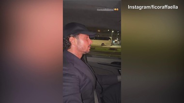 Izzo cantante in auto mentre Raffaella Fico riprende tutto