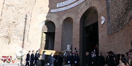 Il funerale di Valentino, solo fiori bianchi in chiesa