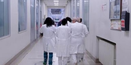 Proroga per medici al lavoro fino a 72 anni, esclusi universitari
