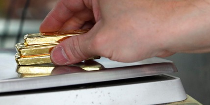 L'argento supera i 100 dollari l'oncia, l'oro vicino a soglia 5.000