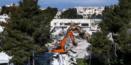 Brucia a Gerusalemme la sede Unrwa demolita da Israele