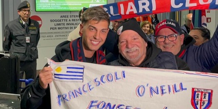 Cagliari, festa in aeroporto per il giovane uruguaiano Albarracin