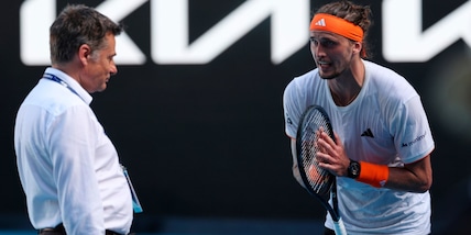 Alcaraz in finale Australian Open, Zverev sbotta in campo: “Ogni volta lui e Sinner, è una stronz…”