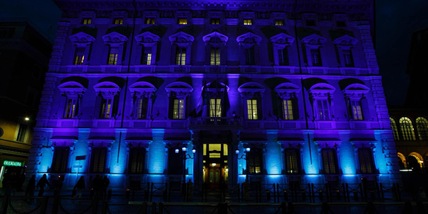 La facciata del Senato si illumina di blu per le vittime civili delle guerre