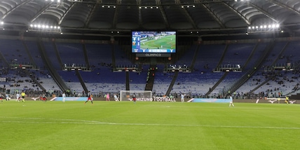 L'Olimpico deserto, lo striscione commovente e De Rossi beffato all'ultimo: Lazio-Genoa per immagini