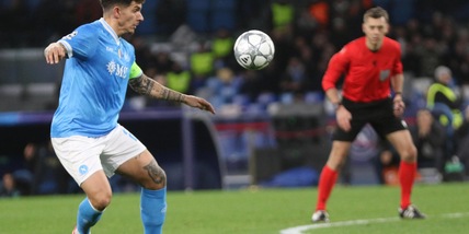 Calcio: Di Lorenzo esce in barella dopo un infortunio al ginocchio