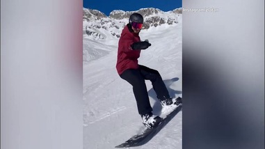 Ibrahimovic sfreccia con lo snowboard