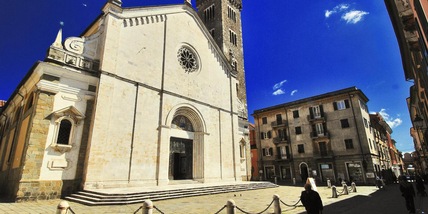 Arriva l'ufficiale giudiziario per lo sfratto, uomo si suicida