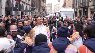 Ibrahimovic con la fiaccola, la posa è come per un gol