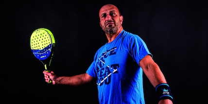 La pala arriva a teatro e aiuta la beneficenza