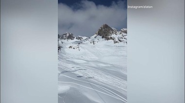 Ibrahimovic sulla seggiovia con lo snowboard