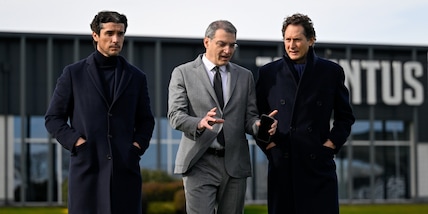 Elkann all'allenamento Juve: colloquio con Comolli e Modesto