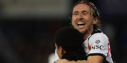 Modric regala tre punti a Allegri: il Milan vince a Pisa e resta in scia all'Inter, espulso Rabiot Modric regala tre punti a Allegri: il Milan vince a Pisa e resta in scia all'Inter, espulso Rabiot