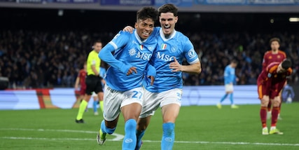 Il Napoli acciuffa la Roma due volte: super Malen non basta a Gasperini, Conte resta da solo al 3° posto