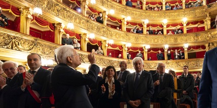 Mattarella accolto da un lungo applauso a Torino al Teatro Carignano