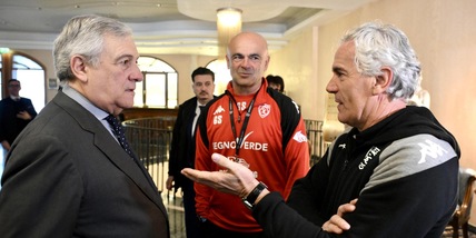 Scambio di saluti e battute tra Tajani e Donadoni a Forlì