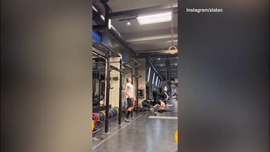 Ibrahimovic, super agilità alla sbarra