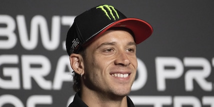 Bezzecchi esalta l’Aprilia e Marquez cade ancora