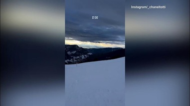 Chanel Totti sugli sci al tramonto