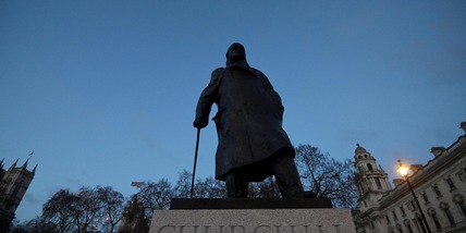La statua di Churchill a Londra imbrattata con la scritta 'criminale sionista'