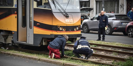 Deraglia un tram a Milano e investe alcune persone