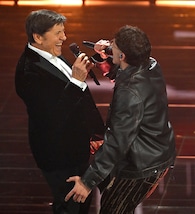 Gianni Morandi a sorpresa sul palco con il figlio Tredici Pietro