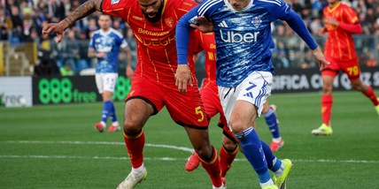 Como batte il Lecce in rimonta, e scavalca la Juve