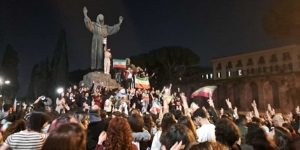 Centinaia di giovani iraniani celebrano 'la fine di Khamenei' a Roma